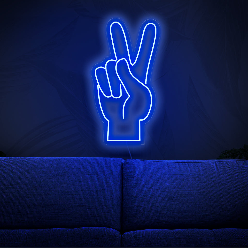 En levande neonskylt med en hand som gör fredssymbolen, som representerar en inredning med fredstema med sin färgglada design. 
